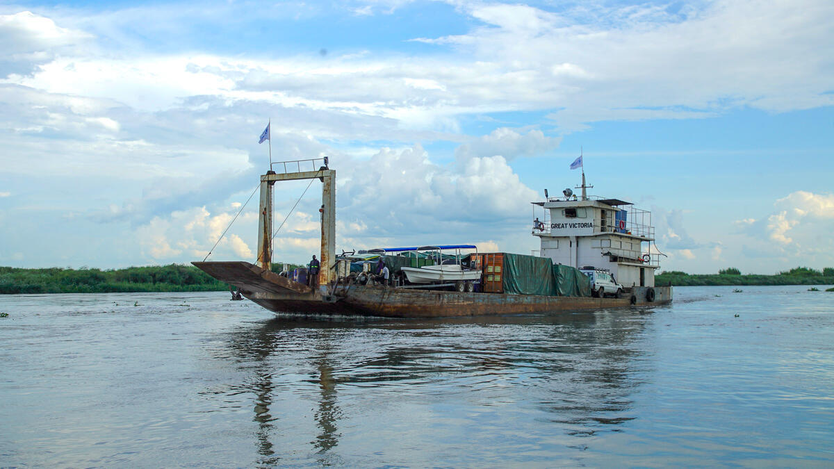 South Sudan. WFP barges leaving Bor. 