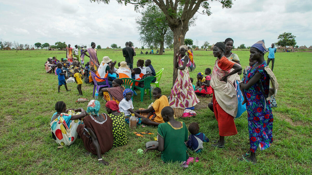Beneficiaries waiting to receive food assistance from WFP in Nyueny, Upper Nile State.